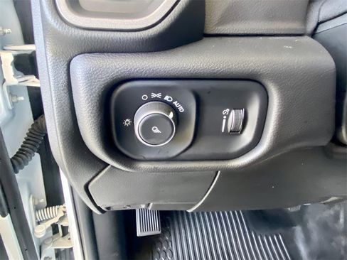 Used 2024 RAM 2500 Tradesman w/ Chrome Appearance Group image 28