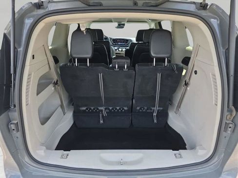 Used 2023 Chrysler Pacifica Touring-L FWD image 7