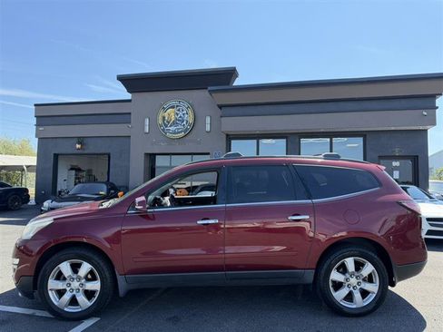Used 2016 Chevrolet Traverse LT w/ Style and Technology Package FWD image 2