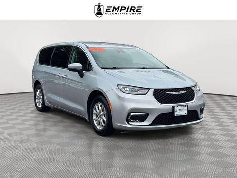 Used 2023 Chrysler Pacifica Touring-L FWD image 1