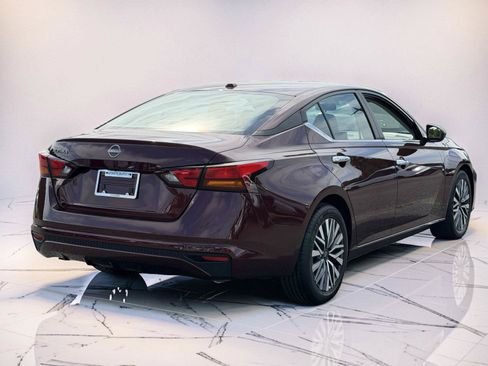 Used 2025 Nissan Altima 2.5 SV FWD image 2