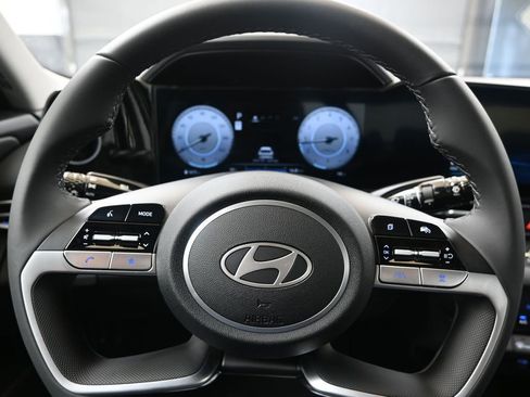 Used 2025 Hyundai Elantra Limited FWD image 28