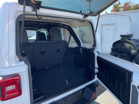 Used 2025 Jeep Wrangler Sahara image 30