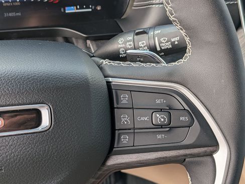 Used 2023 Jeep Grand Cherokee L Limited image 17