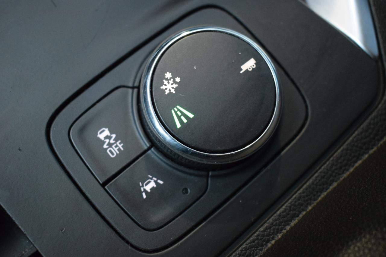 Used 2020 Chevrolet Traverse LT FWD image 32