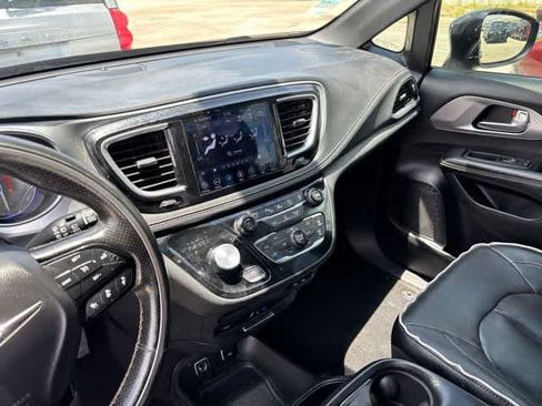 Used 2019 Chrysler Pacifica Limited w/ Advanced Safetytec Group FWD image 20