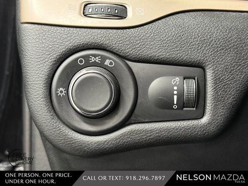 Used 2017 Jeep Cherokee Sport FWD image 19