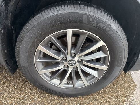 Used 2019 Toyota Highlander XLE AWD/4WD image 16