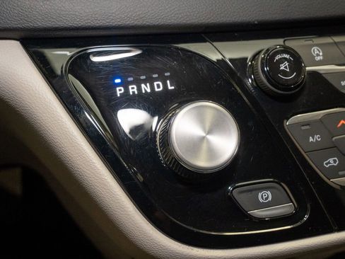 Used 2017 Chrysler Pacifica Touring image 16