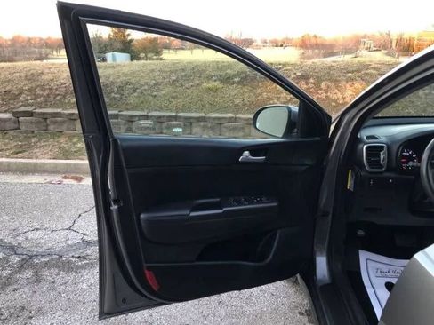 Used 2018 Kia Sportage LX image 40