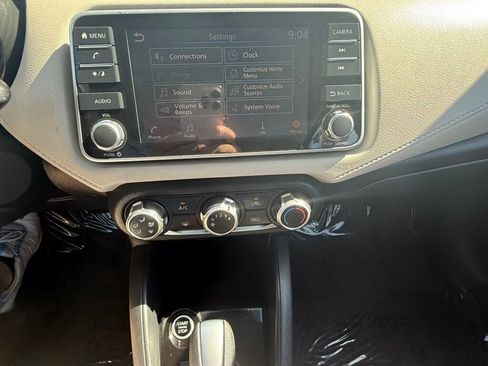 Used 2021 Nissan Versa SV FWD image 32