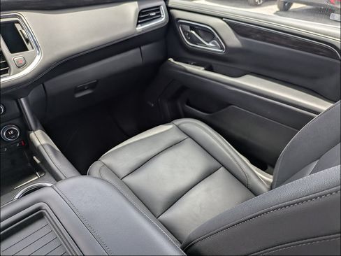 Used 2024 Chevrolet Suburban LT w/ Luxury Package AWD/4WD image 17