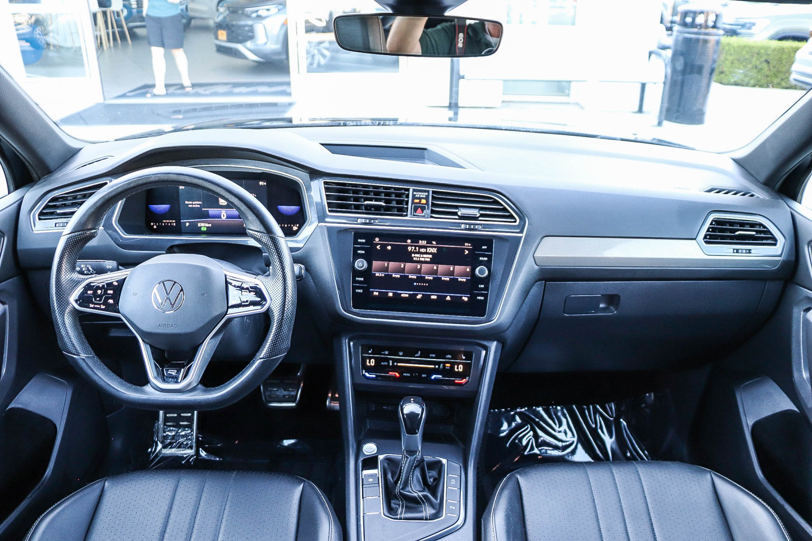 Used 2022 Volkswagen Tiguan SE R-Line FWD image 13