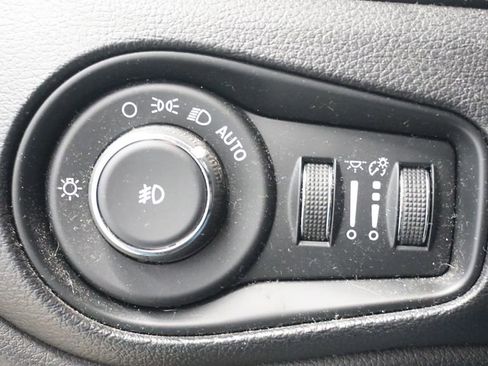 Used 2017 Jeep Renegade Latitude w/ Cold Weather Group image 30