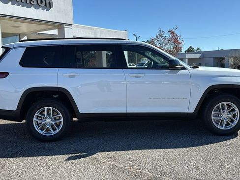 New 2025 Jeep Grand Cherokee L Laredo image 9