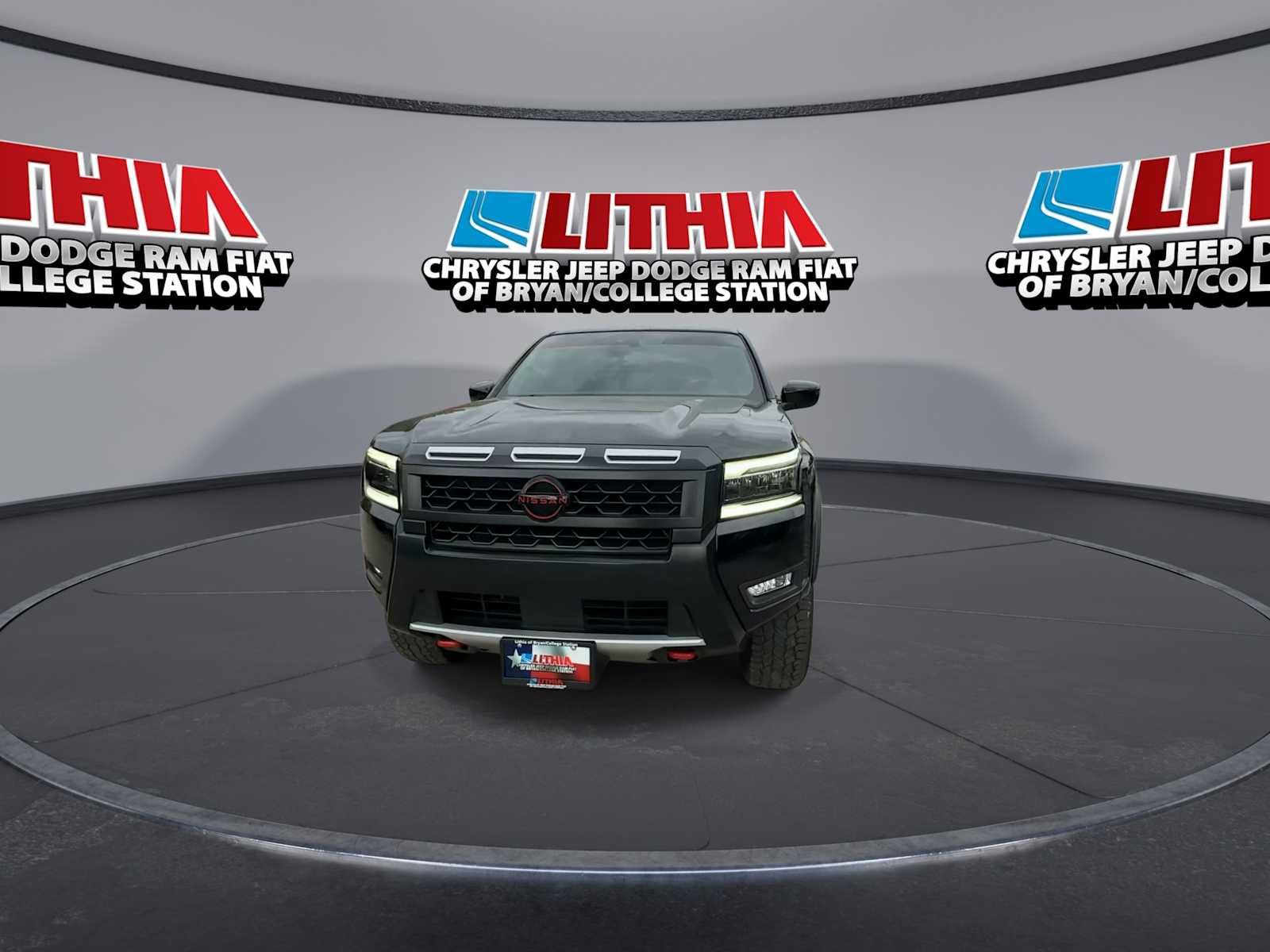 Used 2025 Nissan Frontier PRO-4X AWD/4WD image 3