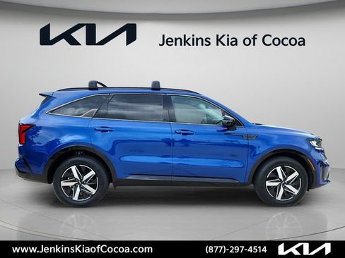 Certified 2023 Kia Sorento S w/ Panoramic Sunroof Package FWD image 3