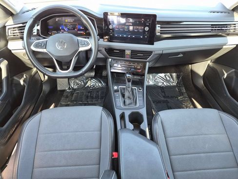 Used 2025 Volkswagen Jetta SE FWD image 25