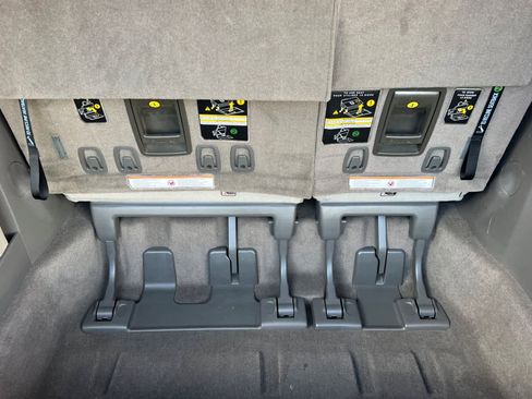 Used 2017 Toyota Sienna XLE Premium image 18