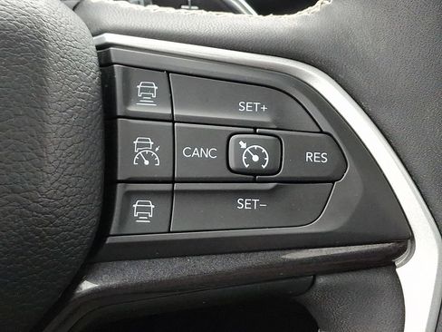 Used 2023 Jeep Grand Cherokee Altitude AWD/4WD image 23