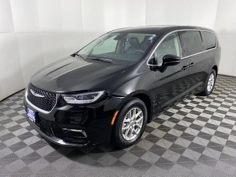 Used 2024 Chrysler Pacifica Touring-L image 10