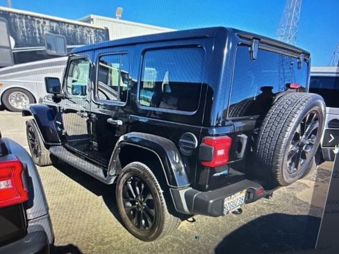 Used 2021 Jeep Wrangler Unlimited Sahara w/ Cold Weather Group image 13