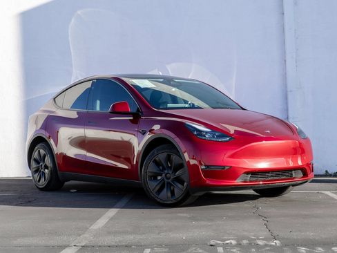 Used 2024 Tesla Model Y Long Range AWD/4WD image 18