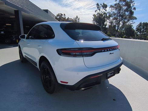 Certified 2022 Porsche Macan image 3
