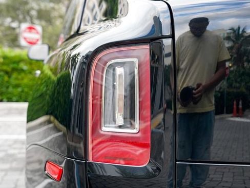 Used 2020 Rolls-Royce Cullinan Black Badge image 43