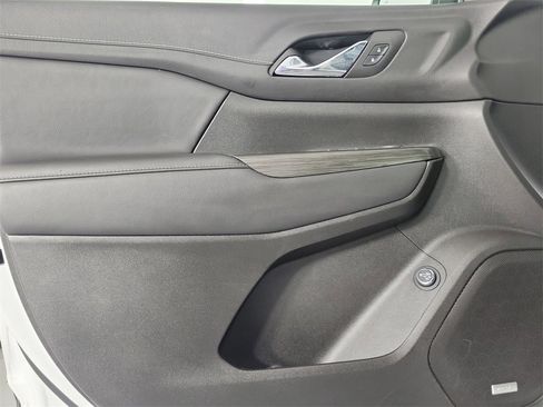 Used 2023 GMC Acadia SLT image 17