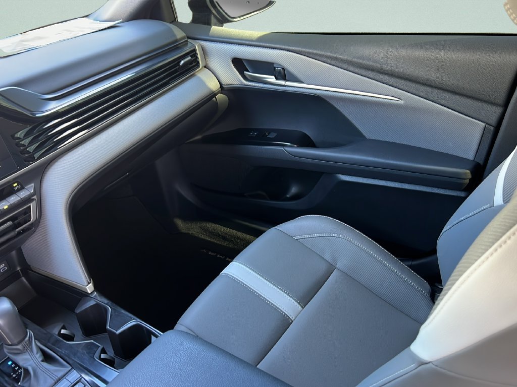 Used 2025 Toyota Camry SE FWD image 12