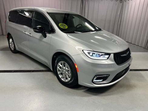New 2026 Chrysler Pacifica Select image 1