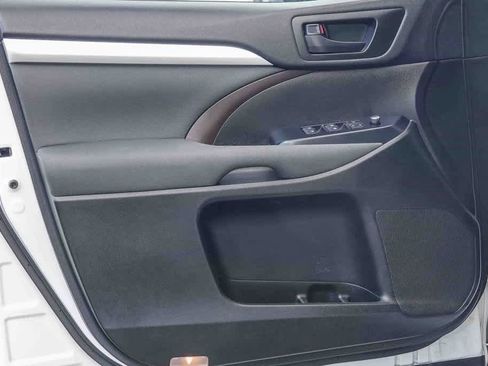 Used 2019 Toyota Highlander LE w/ Carpet Mat Package (TMS) image 18