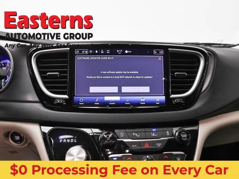 Used 2024 Chrysler Pacifica Touring-L FWD image 12