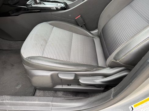 Used 2025 Chevrolet Trax LT FWD image 29