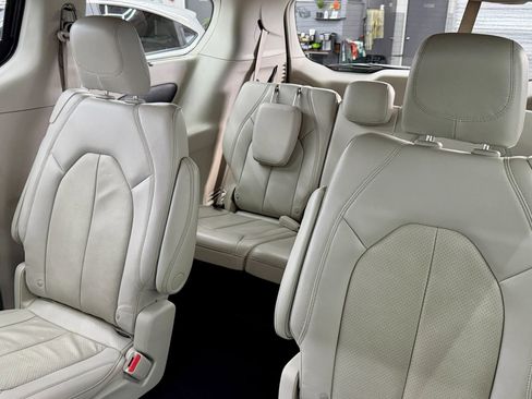 Used 2021 Chrysler Pacifica Touring-L image 12