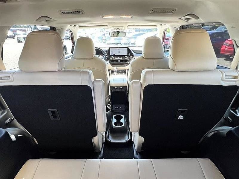 Used 2025 Toyota Highlander Limited FWD image 38
