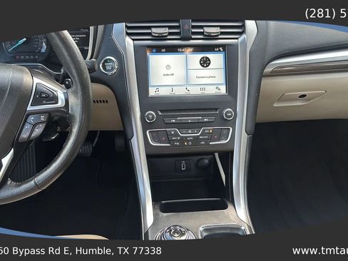 Used 2018 Ford Fusion SE w/ Fusion SE Technology Package FWD image 12