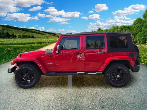 Used 2015 Jeep Wrangler Unlimited Sahara w/ Connectivity Group AWD/4WD image 3