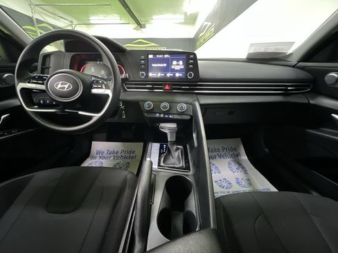 Used 2025 Hyundai Elantra SE FWD image 17