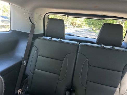 Used 2023 GMC Acadia SLT w/ Elevation Edition FWD image 11