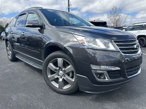 Used 2017 Chevrolet Traverse LT image 2