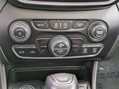 Certified 2019 Jeep Cherokee Limited w/ Luxury Group image 21