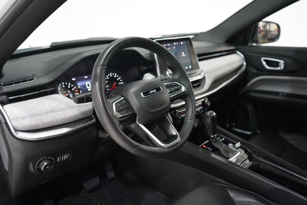 Used 2023 Jeep Compass Latitude w/ Sun and Sound Group AWD/4WD image 16