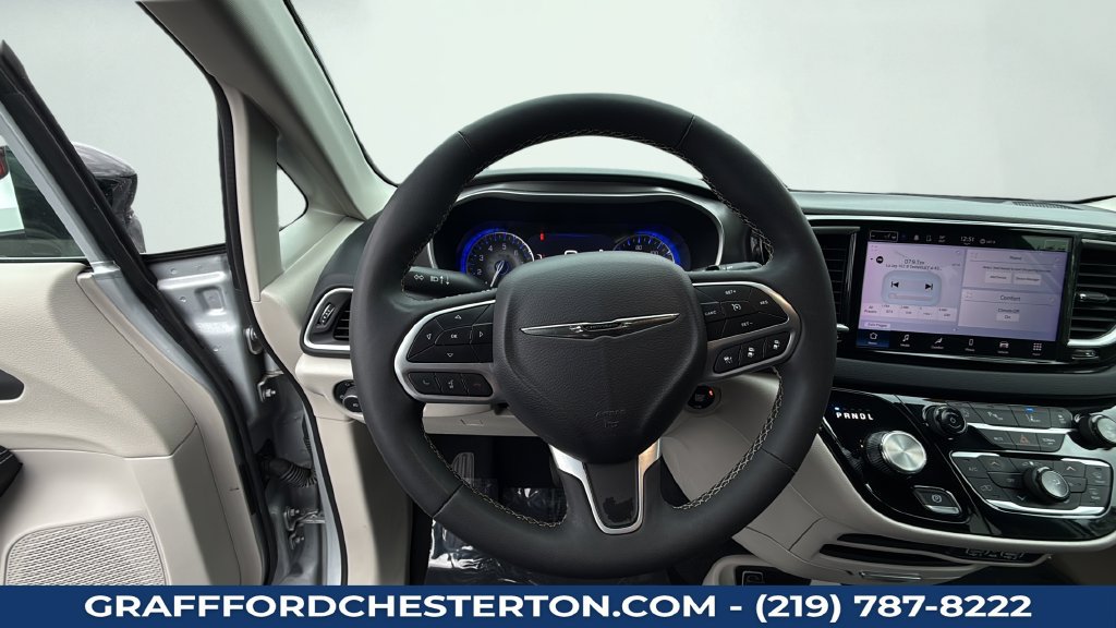 Used 2024 Chrysler Pacifica Touring-L FWD image 22