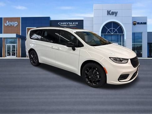 New 2026 Chrysler Pacifica Limited w/ S Appearance Package image 9