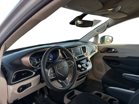 Used 2023 Chrysler Voyager LX image 9