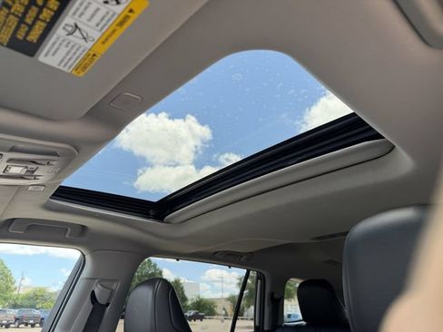 Used 2023 Toyota Highlander XLE FWD image 25