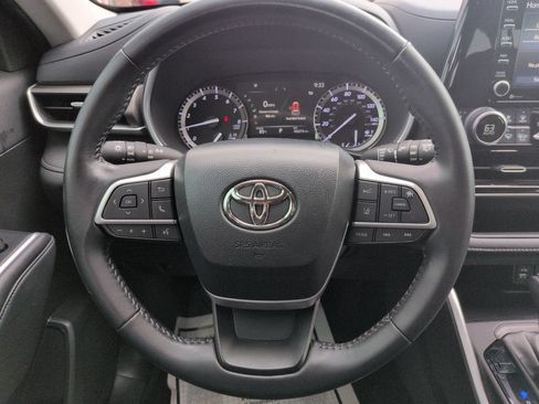 Used 2022 Toyota Highlander XLE AWD/4WD image 14