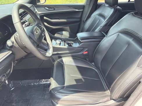Used 2024 Jeep Grand Cherokee Limited AWD/4WD image 9